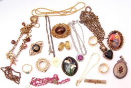 Mixed Lot: costume jewellery to include rings, brooches etc