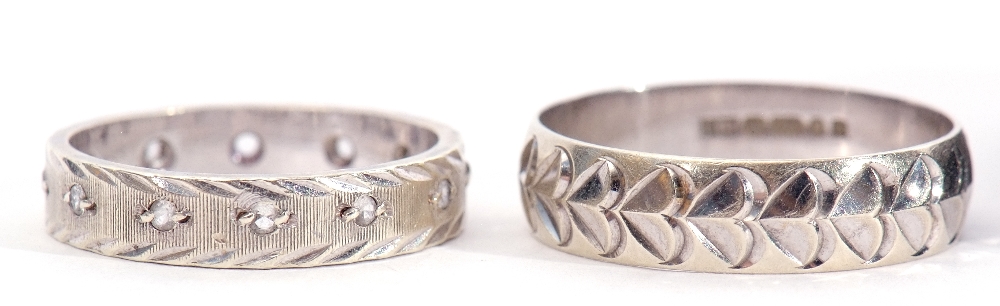 Mixed Lot: 9ct white gold wedding ring, the band engraved with a continuous heart design, together - Image 7 of 7