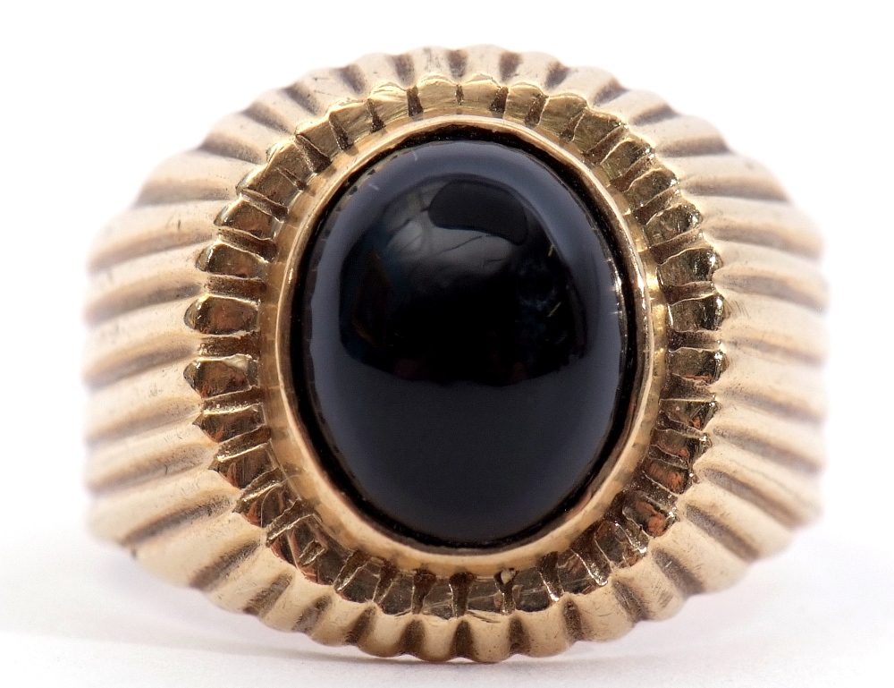 15ct stamped onyx ring, the oval shaped cabochon set in a part engraved engraved reeded mount, - Image 10 of 10