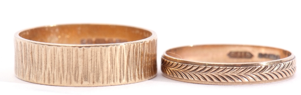 Mixed Lot: 9ct gold textured wedding band, together with a 9ct gold ring engraved with a geometric - Image 7 of 7