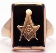 Yellow metal and onyx Masonic ring, centring a compass and square applied to a rectangular onyx