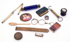 Mixed Lot: antique blue glass double ended scent bottle, a banded agate vesta case, a small gold