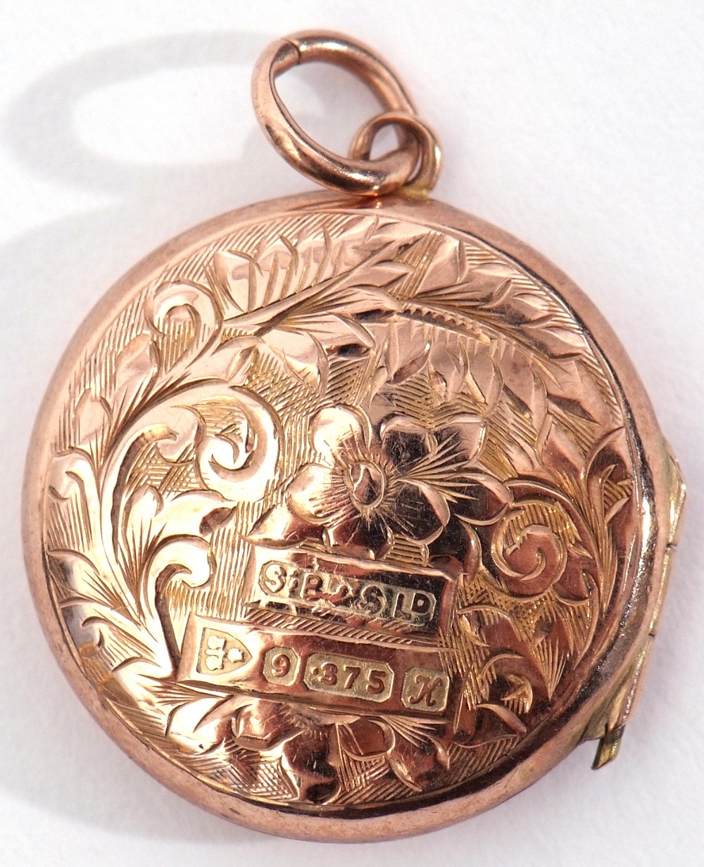 Edward VII 9ct gold circular locket with chased and engraved front and back with a foliate design, - Image 3 of 4