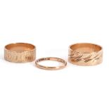 Mixed Lot: 9ct gold thin polished wedding ring, a 9ct gold wide band chased decorated wedding