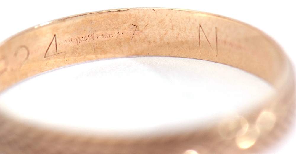 Mixed Lot: 9ct gold textured wedding band, together with a 9ct gold ring engraved with a geometric - Image 5 of 7