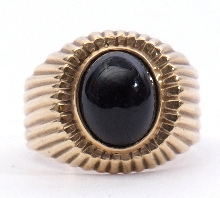 15ct stamped onyx ring, the oval shaped cabochon set in a part engraved engraved reeded mount, - Image 8 of 10