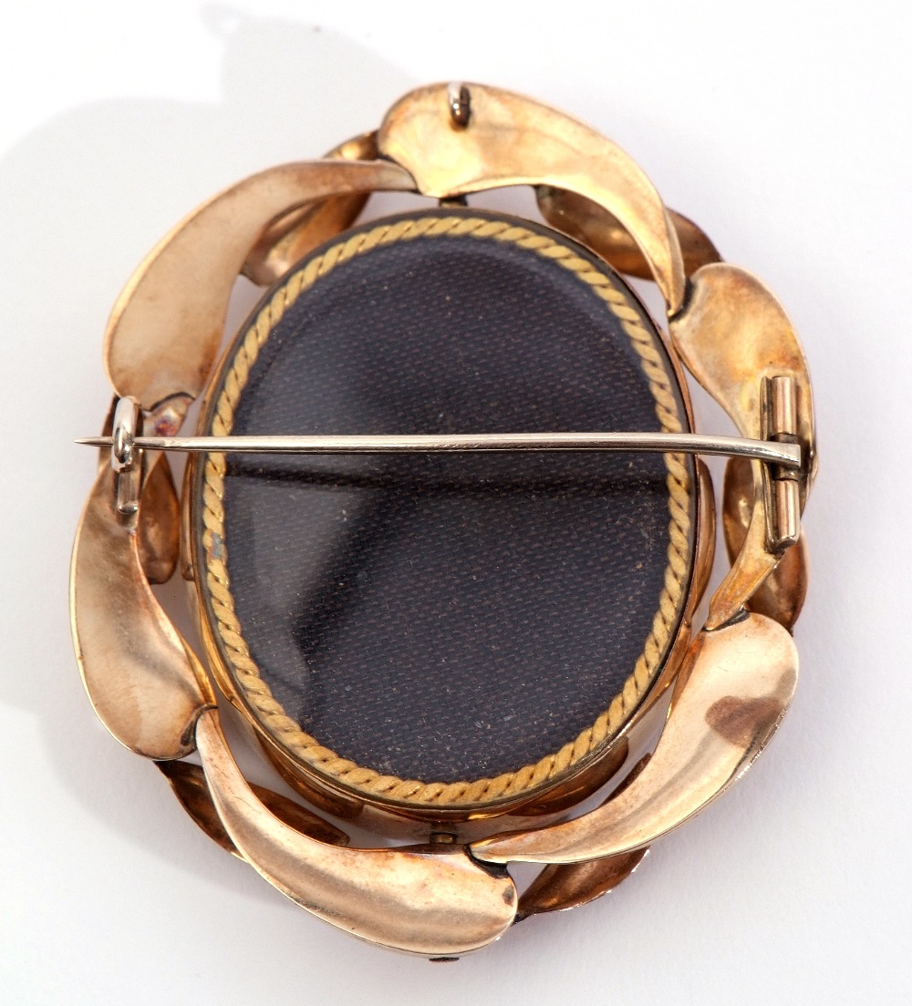 Victorian mourning brooch, the double glazed oval reversible centre with photograph of a - Image 2 of 4