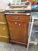 REPRODUCTION BEDSIDE TABLE WITH CROSS BANDED AND STRUNG DETAIL, WIDTH APPROX 40CM