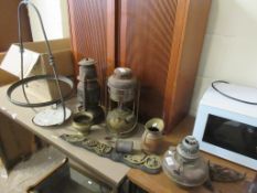 TWO VARIOUS PARAFFIN LAMPS AND AN OIL LAMP, HORSE BRASSES, TRIVET ETC