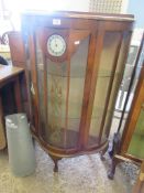 MID-20TH CENTURY CHINA CABINET WITH INSET SMITHS CLOCK, WIDTH APPROX 73CM