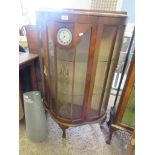 MID-20TH CENTURY CHINA CABINET WITH INSET SMITHS CLOCK, WIDTH APPROX 73CM