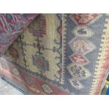 LARGE PATTERNED CARPET WITH GEOMETRIC DESIGN, WIDTH APPROX 183CM