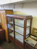 LARGE EDWARDIAN MAHOGANY CHINA CABINET WITH STRUNG DECORATION, WIDTH APPROX 113CM MAX