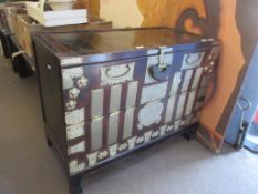 20TH CENTURY HARDWOOD ORIENTAL TRUNK WITH BRASS AND METALWORK DESIGN AND HINGES, 99CM WIDE