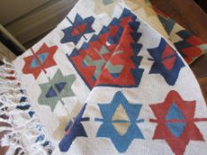 MODERN RUG WITH GEOMETRIC PATTERN, APPROX 90 X 120CM