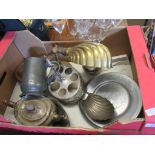 BOX CONTAINING VINTAGE METAL WARE INCLUDING PLATED EGG SERVER, BRASS SHELL SHADE ELECTRIC DESK LAMP,