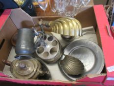 BOX CONTAINING VINTAGE METAL WARE INCLUDING PLATED EGG SERVER, BRASS SHELL SHADE ELECTRIC DESK LAMP,