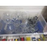 BOX CONTAINING VARIOUS GLASS WARE