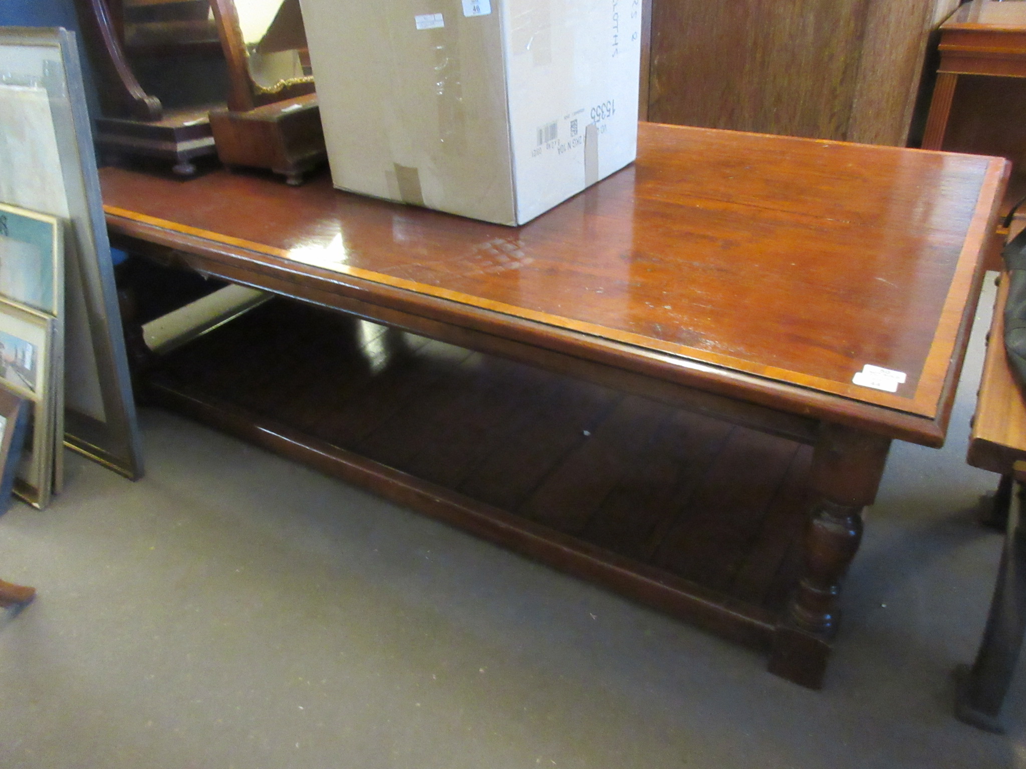 LARGE REPRODUCTION MAHOGANY COFFEE TABLE LENGTH 152CM - Image 2 of 2