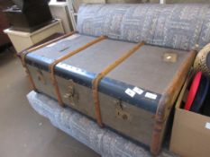 VINTAGE TRAVELLING TRUNK, LENGTH APPROX 90CM