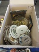 BOX OF CLEARANCE ITEMS INCLUDING A 1960S METAMEC MANTEL CLOCK, PLATES, ETC