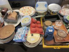 QUANTITY OF VARIOUS VINTAGE KITCHEN WARE AND SIMILAR INCLUDING TRAYS, FRENCH ADVERTISING PLATES,