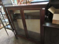 EARLY 20TH CENTURY MAHOGANY GLAZED BOOKCASE, WIDTH APPROX 107CM