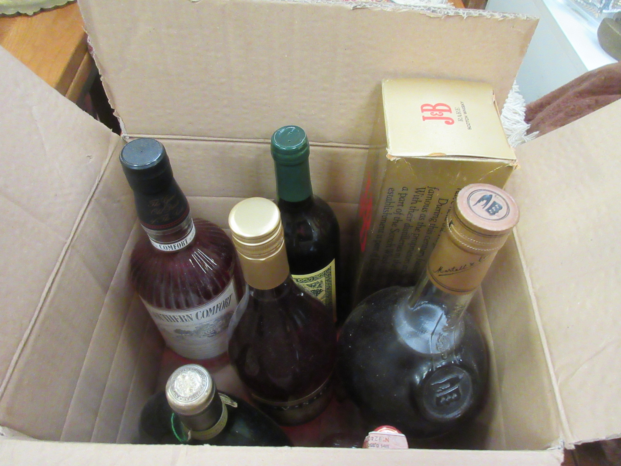 BOX CONTAINING BOTTLES OF ALCOHOL INCLUDING J&B BOXED RARE SCOTCH WHISKY, 1.5LTR BOTTLE OF MARTELL