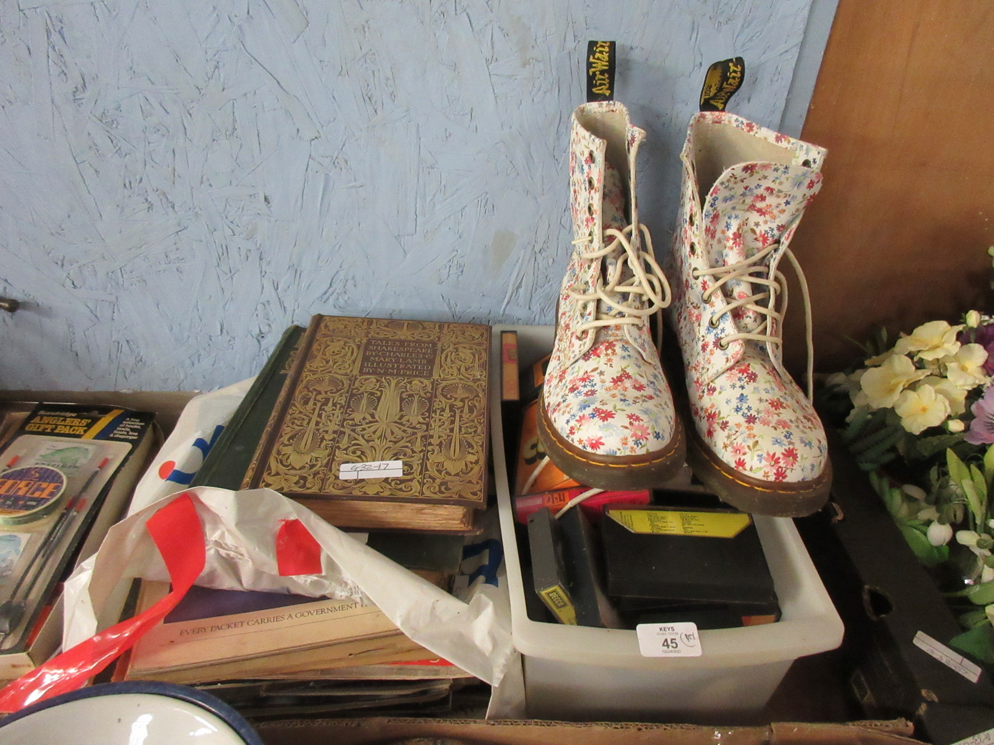 BOX CONTAINING VARIOUS CLEARANCE ITEMS INCLUDING VINTAGE BOOKS INCLUDING “LIVING LONDON – GEORGE