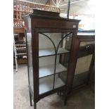 EDWARDIAN CHINA CABINET WITH STRUNG DECORATION, WIDTH APPROX 59CM MAX