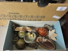 BOX CONTAINING MIXED WADE TORTOISES AND OTHER TRINKET TRAYS AND FIGURES