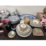 GOOD QUANTITY OF VARIOUS VINTAGE AND DECORATIVE CERAMICS INCLUDING CROWN DUCAL FLORENTINE BLUE AND