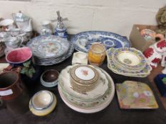 GOOD QUANTITY OF VARIOUS VINTAGE AND DECORATIVE CERAMICS INCLUDING CROWN DUCAL FLORENTINE BLUE AND