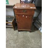MODERN REPRODUCTION BEDSIDE CABINET WITH STRUNG DETAIL, WIDTH APPROX 41CM