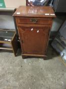 MODERN REPRODUCTION BEDSIDE CABINET WITH STRUNG DETAIL, WIDTH APPROX 41CM