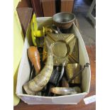 BOX CONTAINING MIXED BRASS AND OTHER METAL WARES