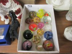 BOX CONTAINING APPROX 16 VARIOUS SMALL GLASS PAPERWEIGHTS