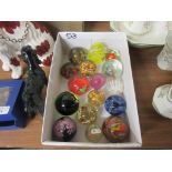 BOX CONTAINING APPROX 16 VARIOUS SMALL GLASS PAPERWEIGHTS