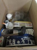 BOX CONTAINING HOUSEHOLD CERAMICS AND GLASS