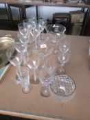 SELECTION OF HOUSEHOLD GLASS WARE INCLUDING COCKTAIL GLASSES