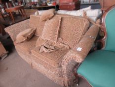 MODERN UPHOLSTERED KNOLE END SOFA IN GILT PATTERNED FABRIC, LENGTH APPROX 204CM