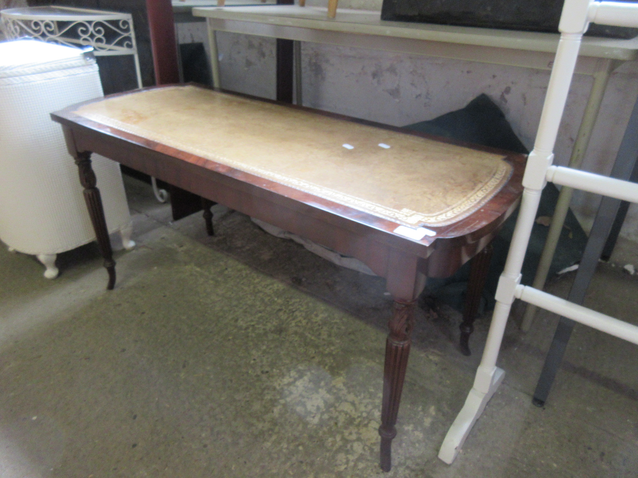 REPRODUCTION MAHOGANY FINISHED COFFEE TABLE WITH INSET TOOLED LEATHER TOP