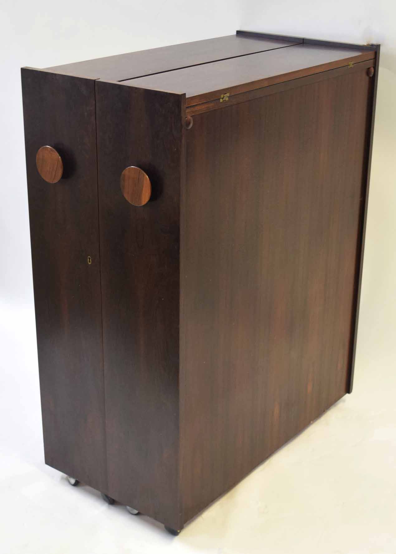 Mid-20th century Erik Buch for Dyrlund rosewood Danish folding bar unit with folding top supported - Image 4 of 4
