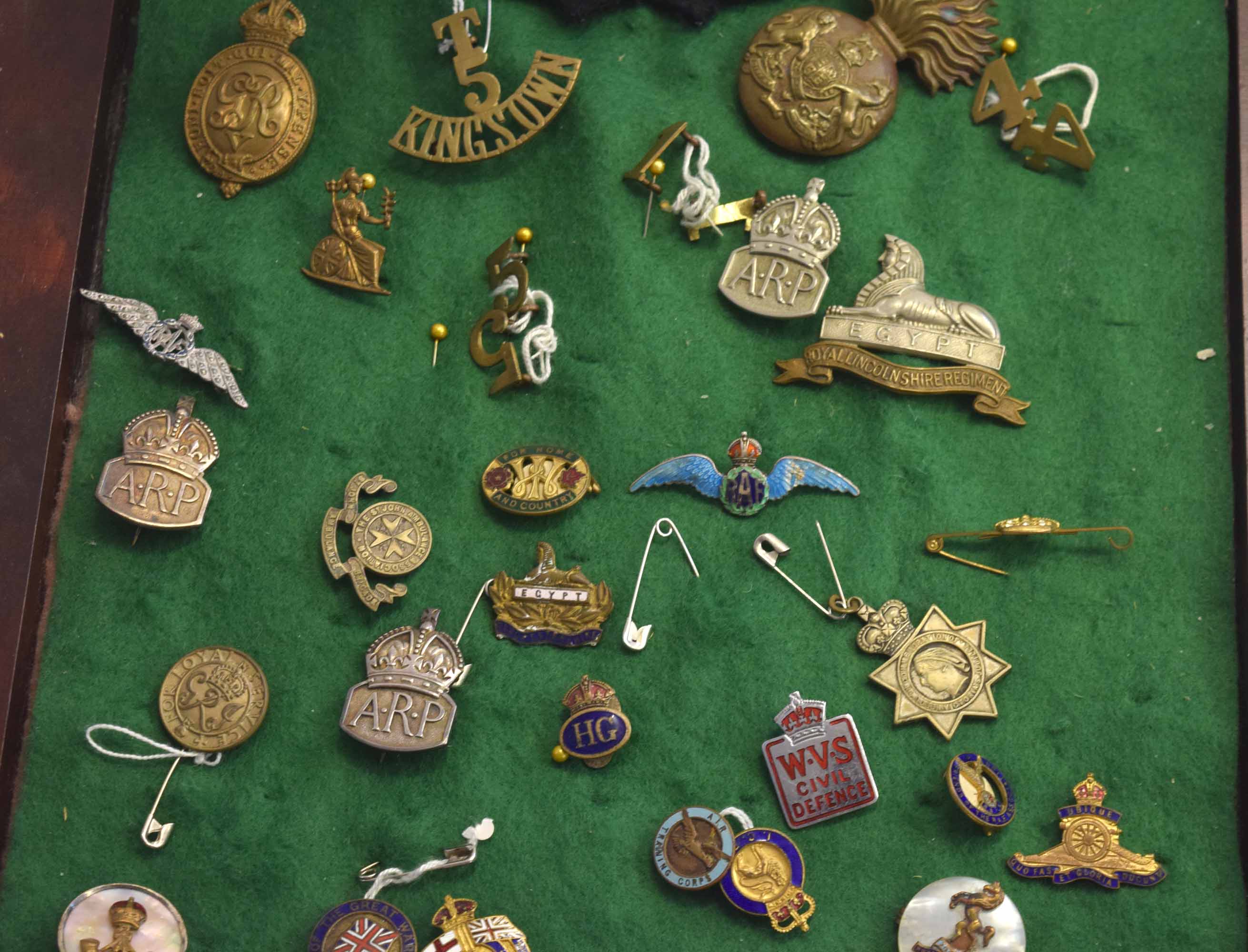 Framed quantity of 20th century British sweetheart brooches/cap badges and insignia to include - Image 4 of 5