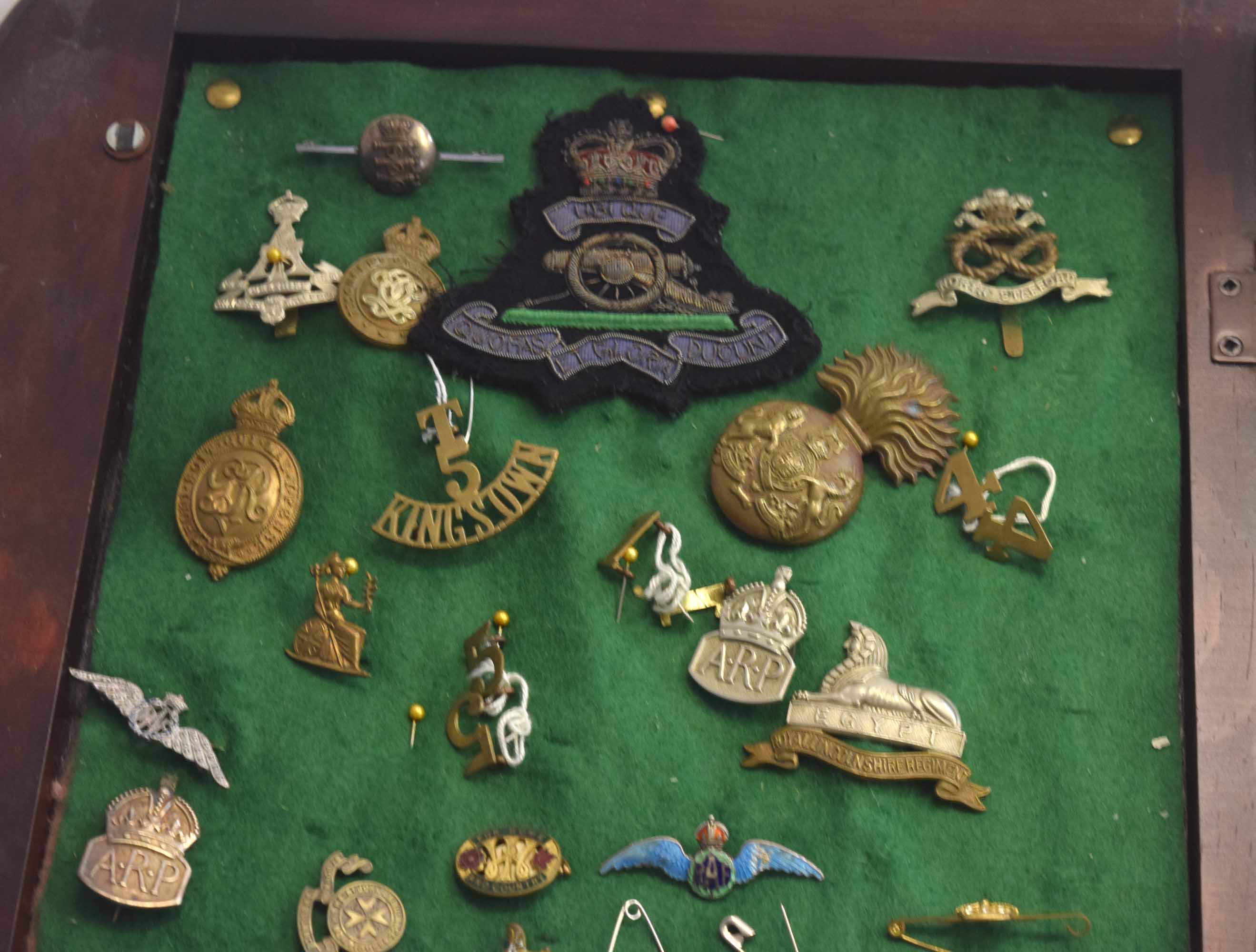 Framed quantity of 20th century British sweetheart brooches/cap badges and insignia to include - Image 5 of 5