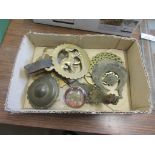 SMALL TRAY OF HORSE BRASSES ETC