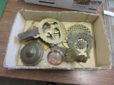 SMALL TRAY OF HORSE BRASSES ETC