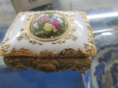 GILT CERAMIC TRINKET BOX