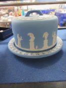 20TH CENTURY WEDGWOOD BLUE AND WHITE DISH AND COVER
