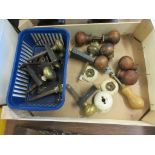 TRAY OF ASSORTED WOOD AND BRASS DOOR KNOBS